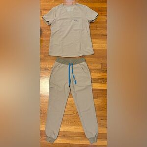 FIGS Women’s Zamora Joggers & Catarina One-Pocket Scrub Top